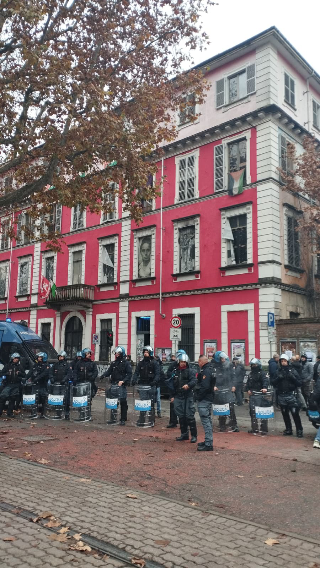 La polizia perquisisce il centro sociale Askatasuna